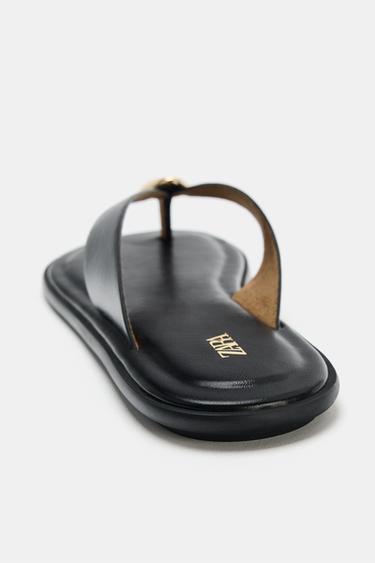 SANDALES PLATES AVEC DÉTAIL MÉTALLIQUE - Noir de Zara - Image 4