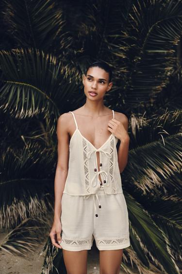 TOP BRODERIES ET LACETS - Beige clair de Zara