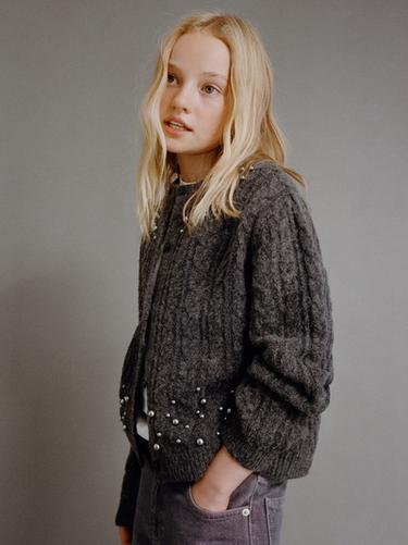 GILET EN MAILLE À TORSADES ET PERLES - Gris anthracite de Zara