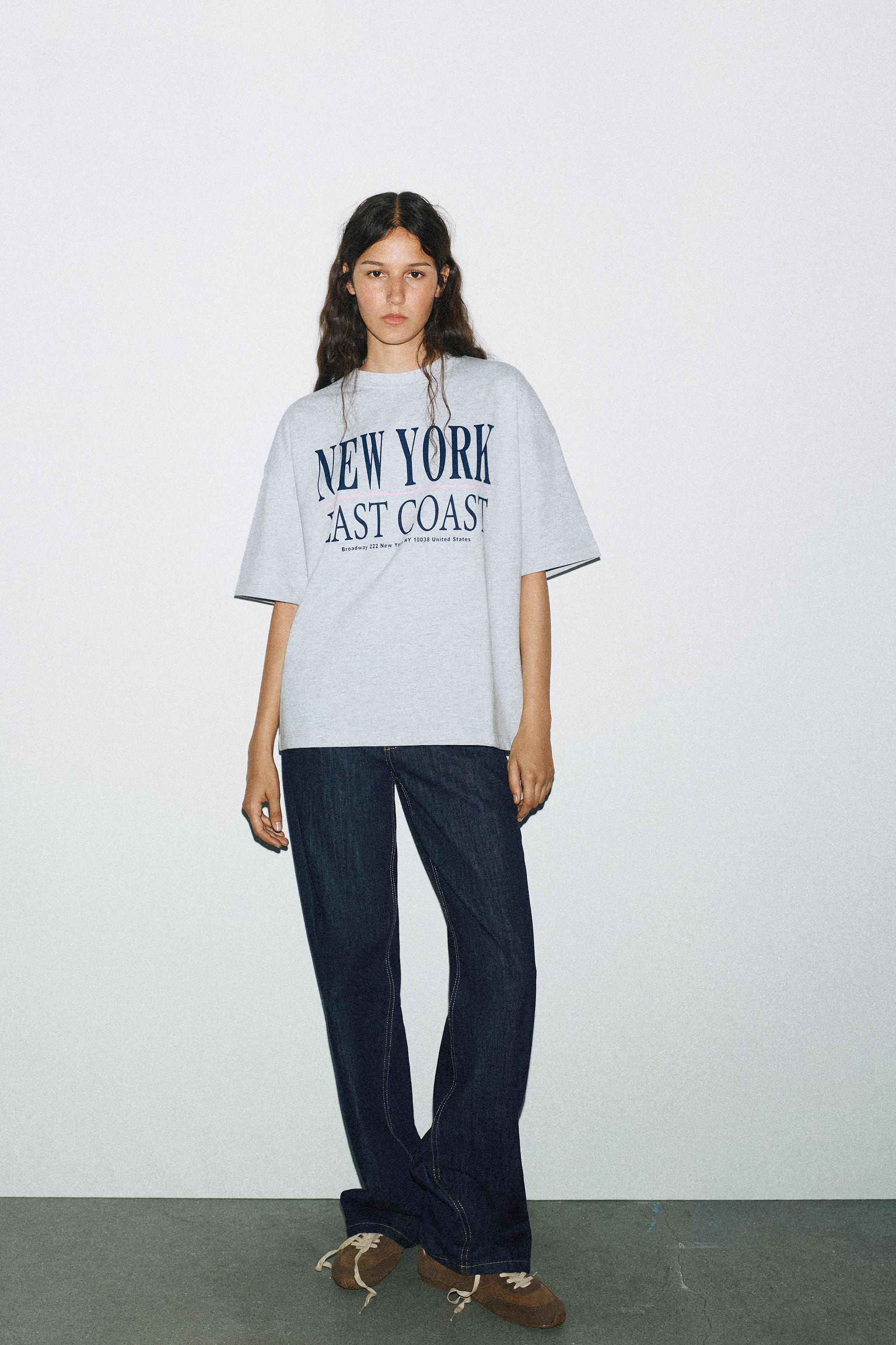 ★ドイツ発*ZARA*新作*刺繍グラフィックプリントTシャツ/WL★ グラフィティプリント Tシャツ - ライトカーキ | ZARA Japan / 日本