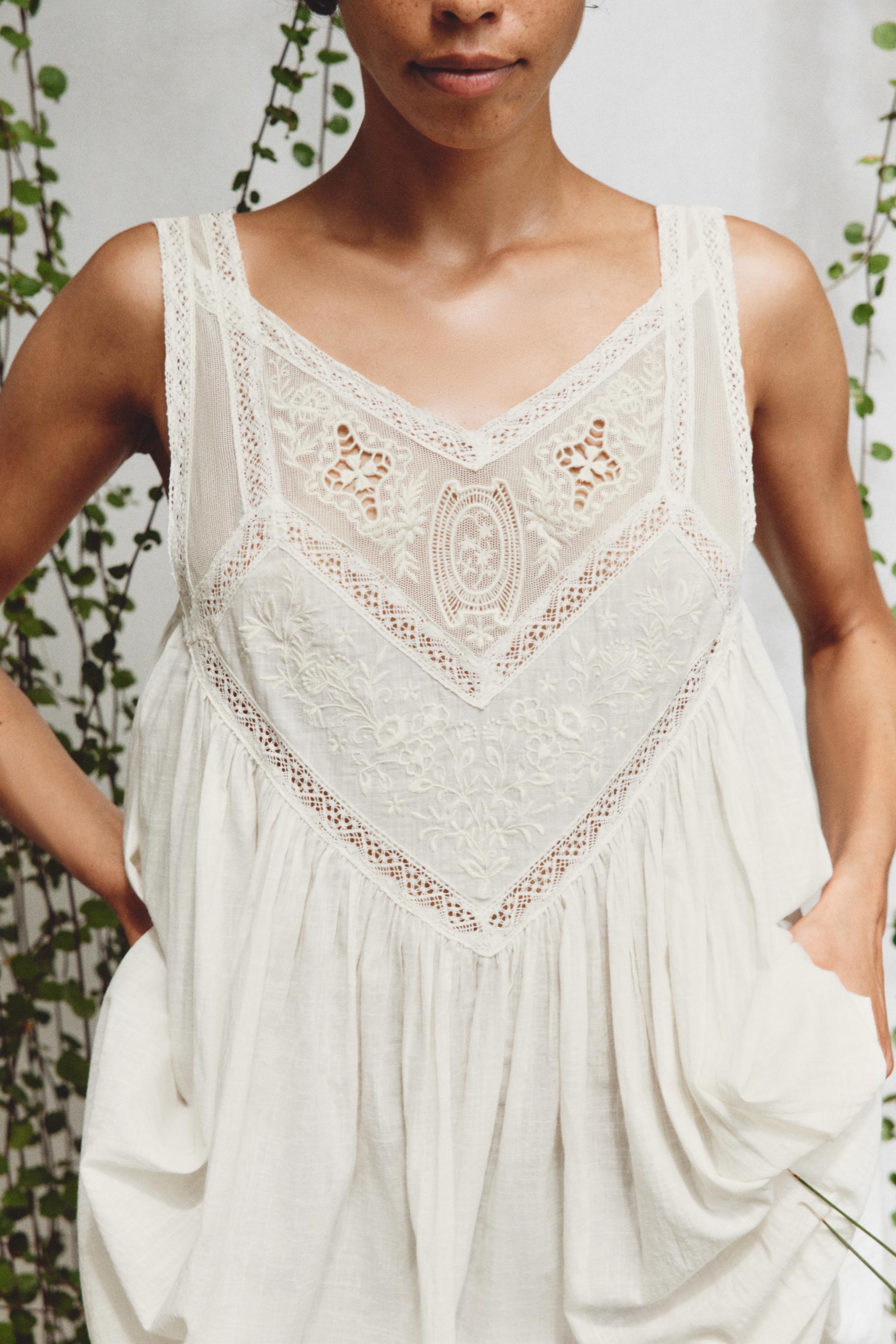 FLORAL EMBROIDERED PLEATED DRESS