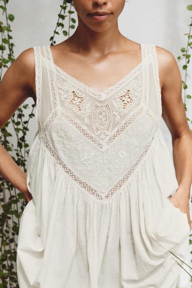 ROBE À PLIS ET BRODERIES FLORALES - Blanc cassé de Zara