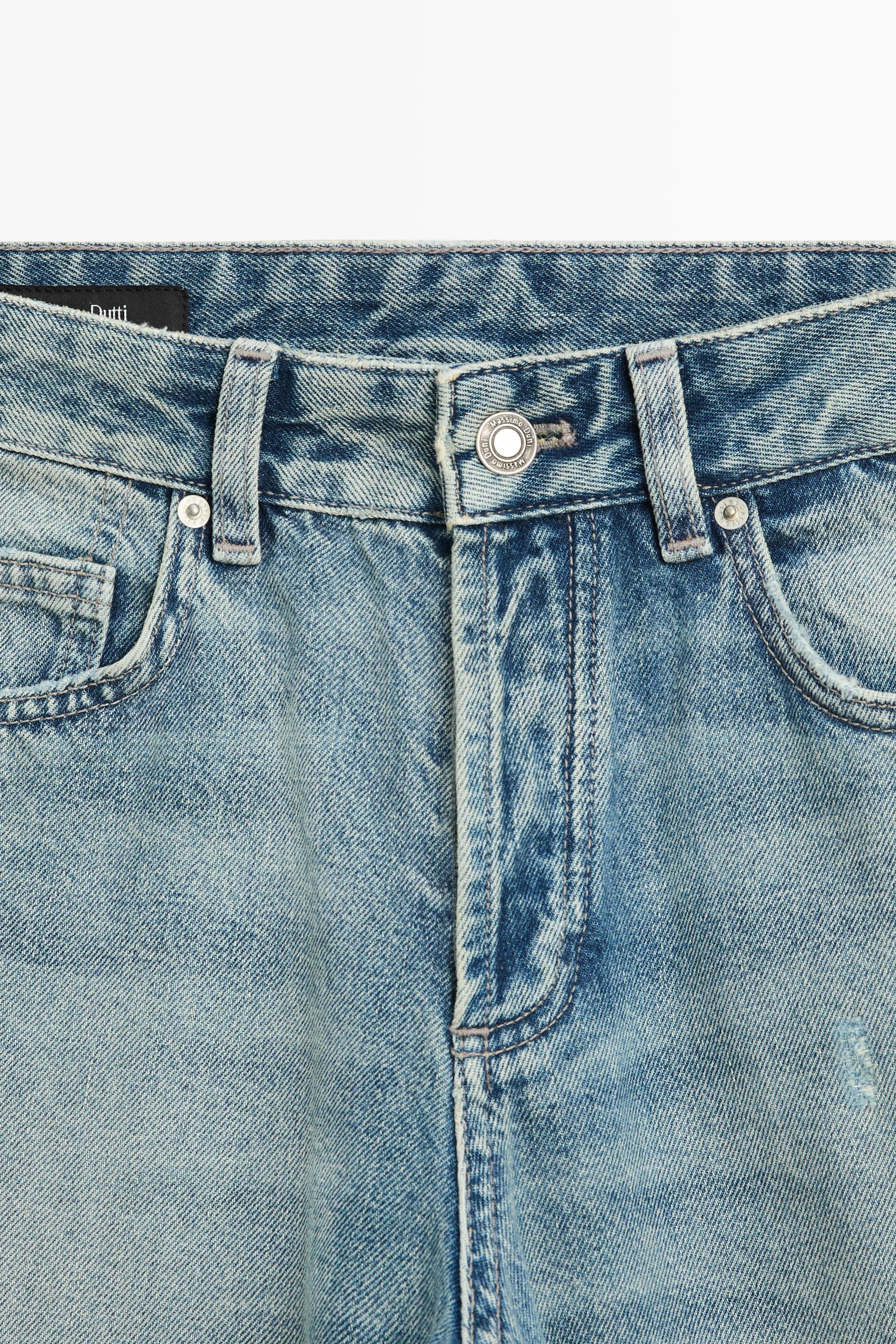 Mid-waist stovepipe jeans with frayed hems