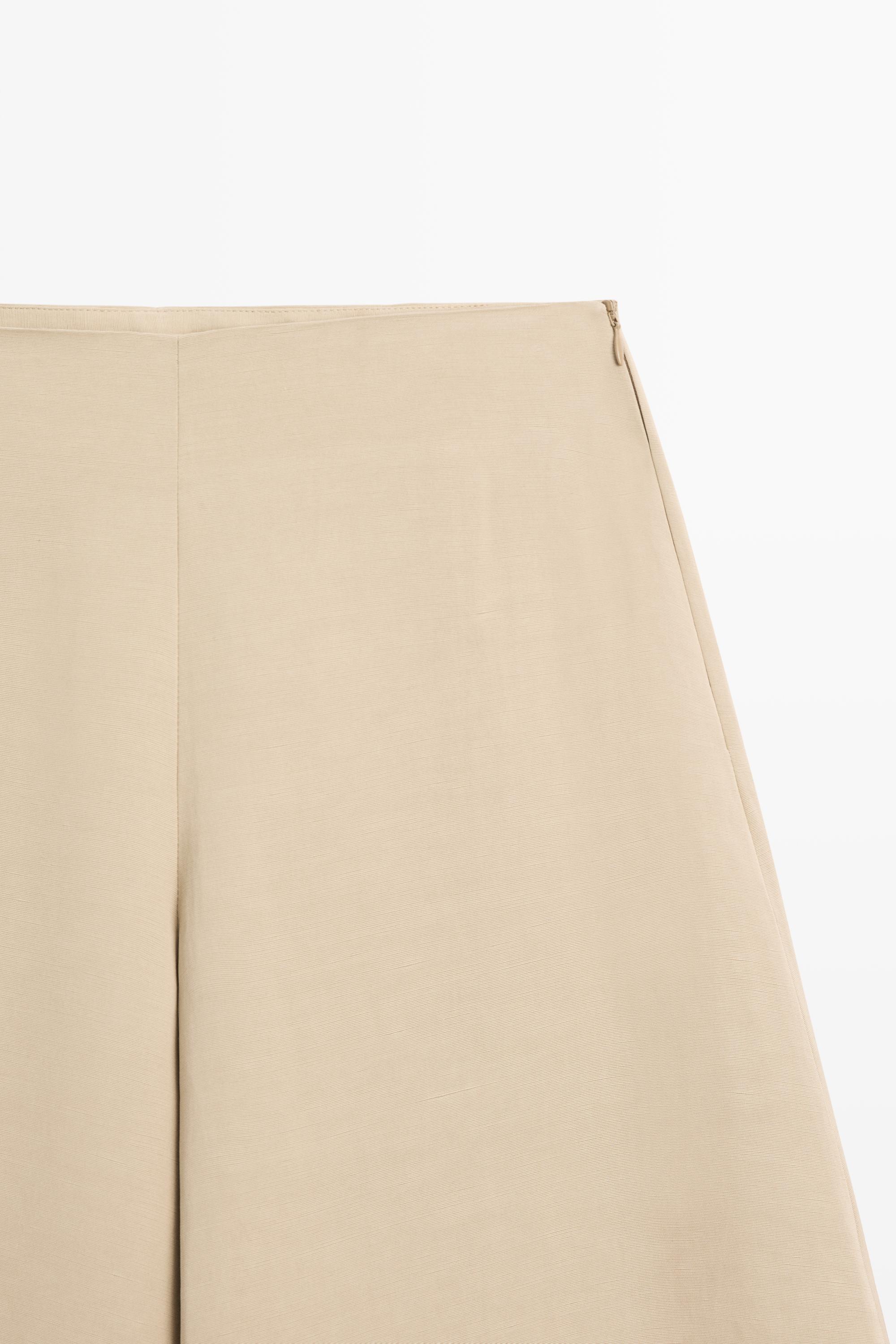 Wide-leg voluminous trousers