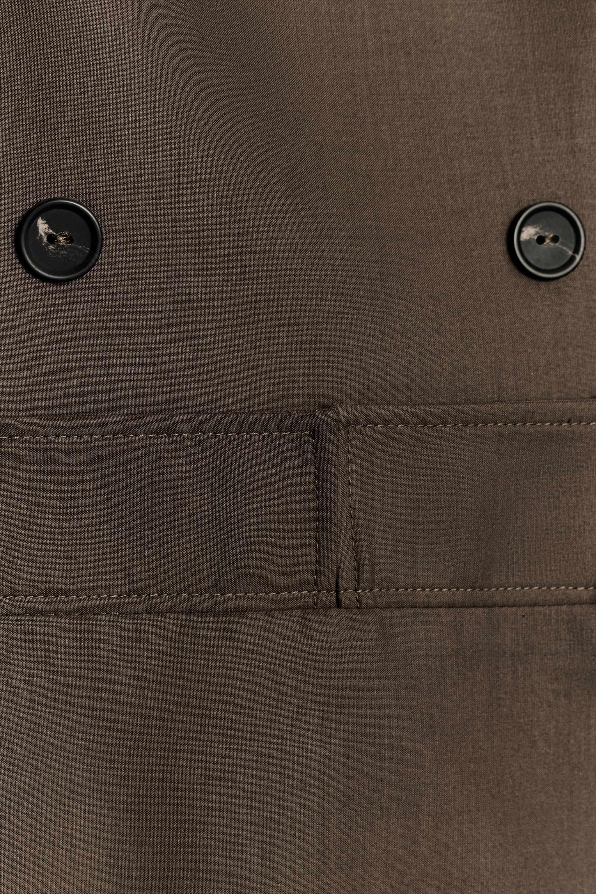 ROBE À COL MONTANT ET BOUTONS