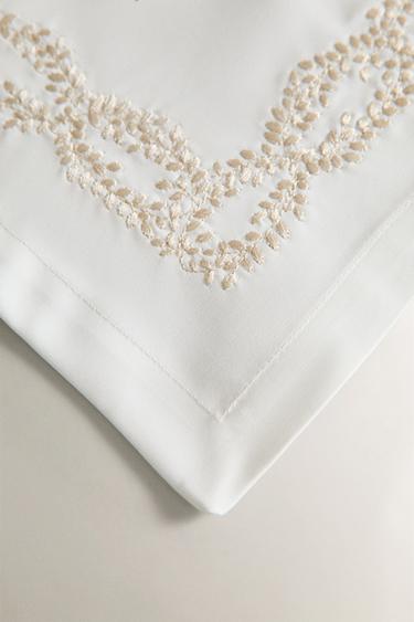 SET DE TABLE SATIN BRODÉ - Écru de Zara - Image 2