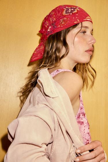 FOULARD IMPRIMÉ FLEURS BRODÉES FANTAISIE - Rouge de Zara