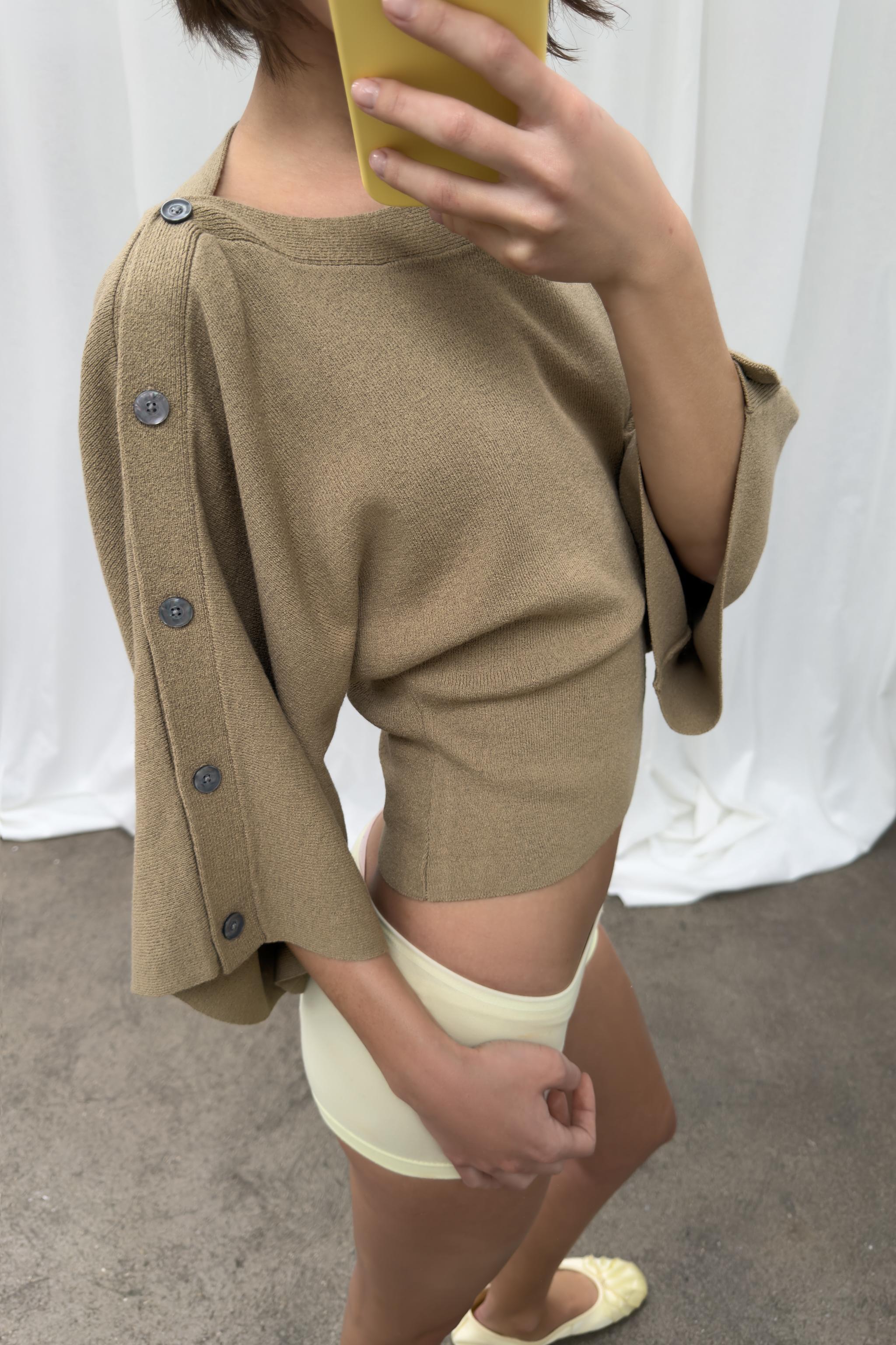 PULL EN MAILLE MANCHES CAPE BOUTONS
