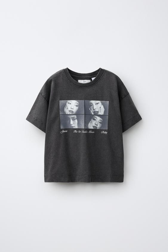 CAMISETA ESTAMPADO FOTOGRAFICO JENNIE RUBY® - Gris antracita de Zara - Imagen 0