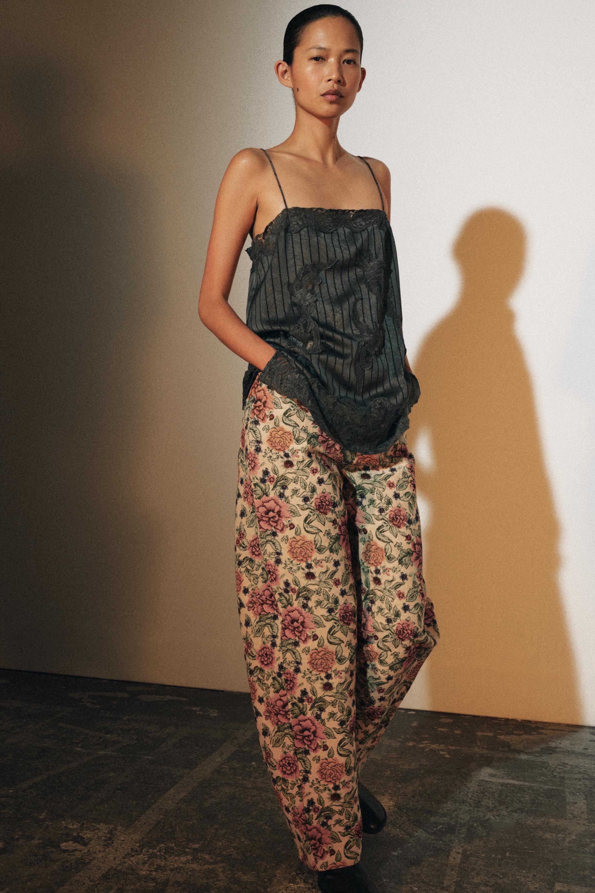 ZW COLLECTION サテン＆レーストップス - カーボングレー | ZARA Japan
