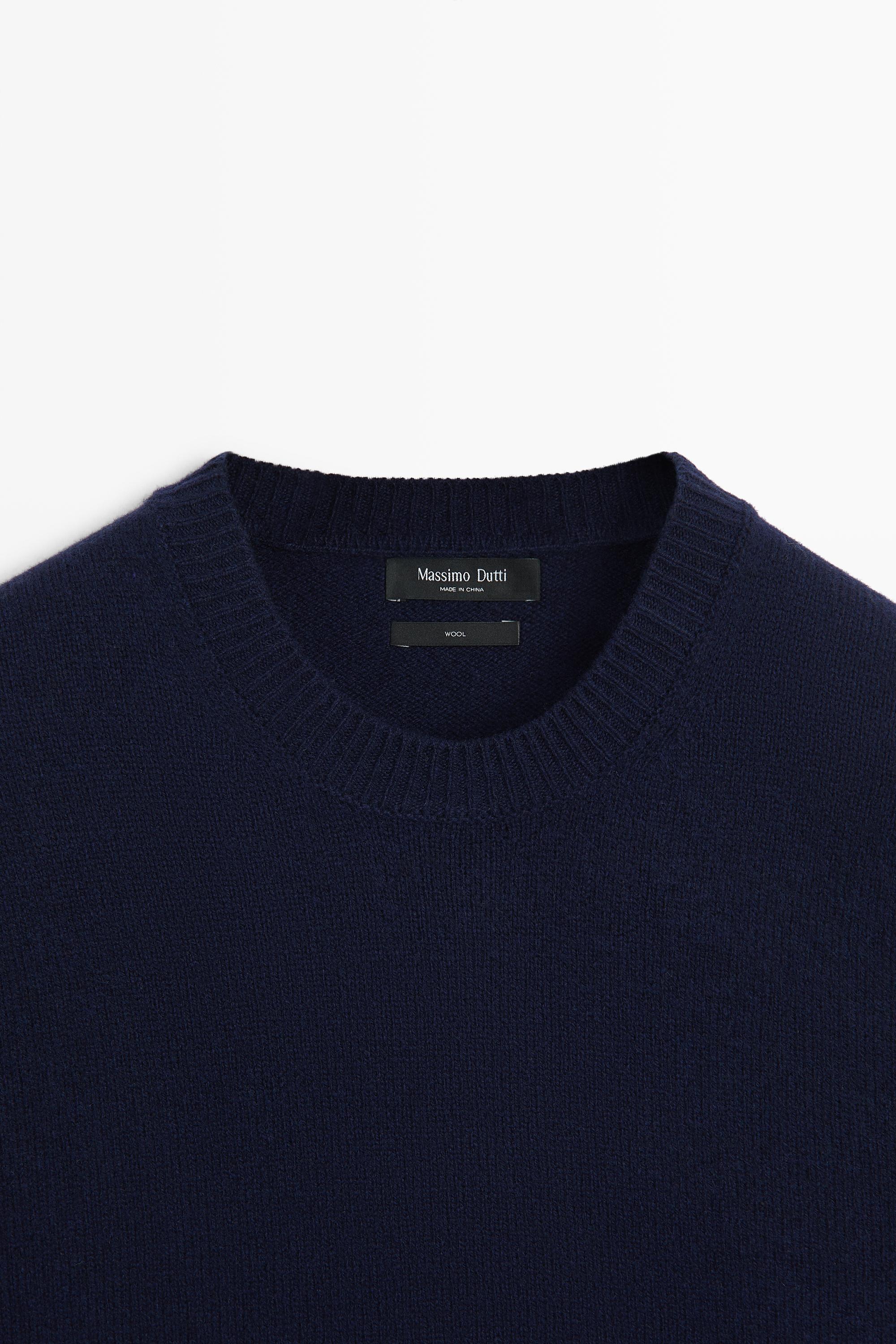 100% wool knit sweater with round neck