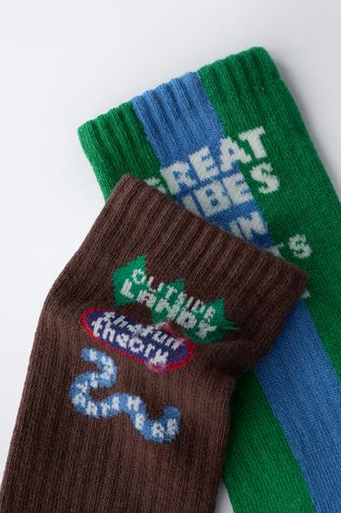 LOT DE DEUX CHAUSSETTES LONGUES À MOTIF INSCRIPTION - Multicolore de Zara - Image 2