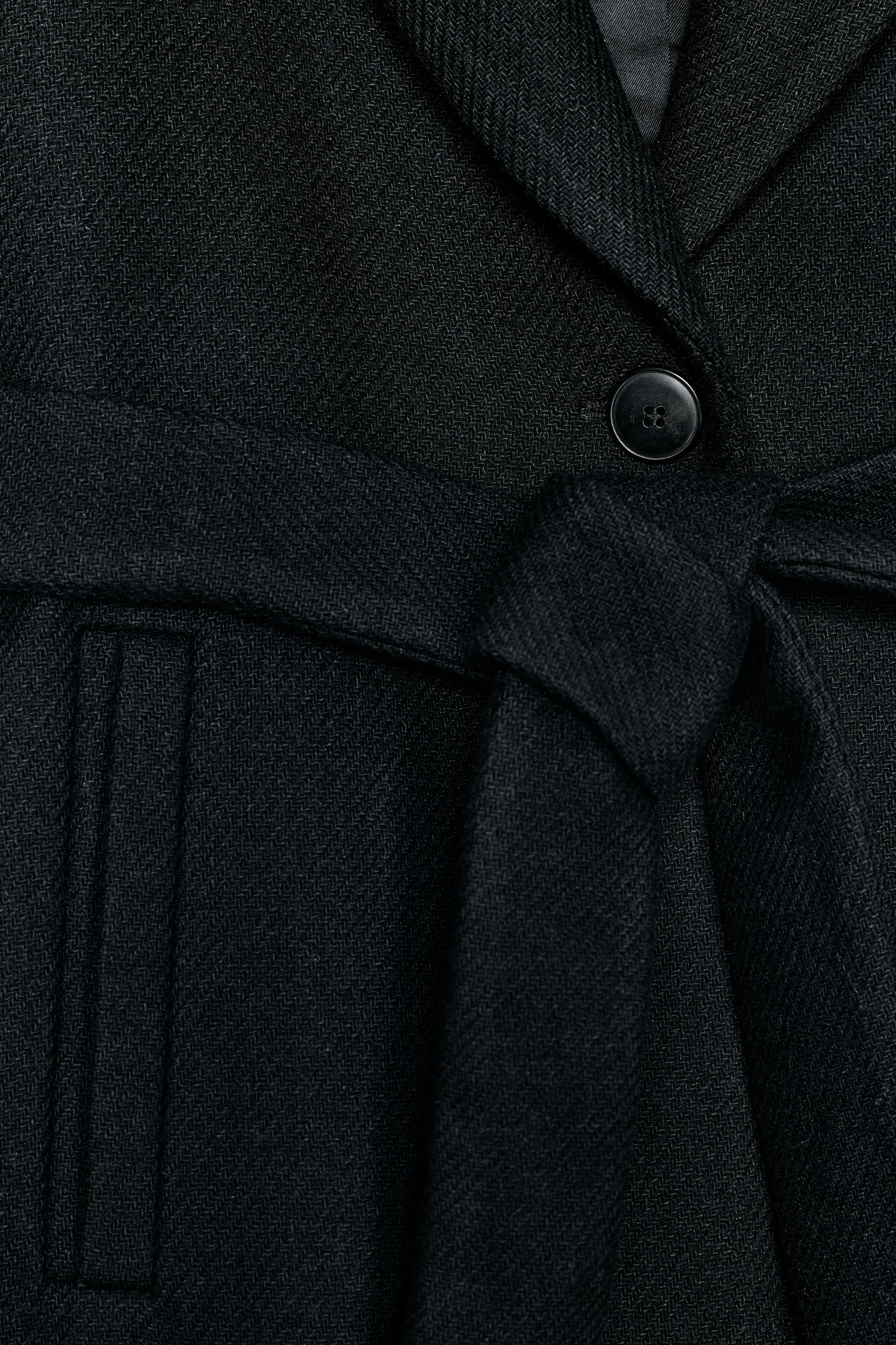 MANTEAU AVEC LAINE À REVERS EFFET FOURRURE ET CEINTURE