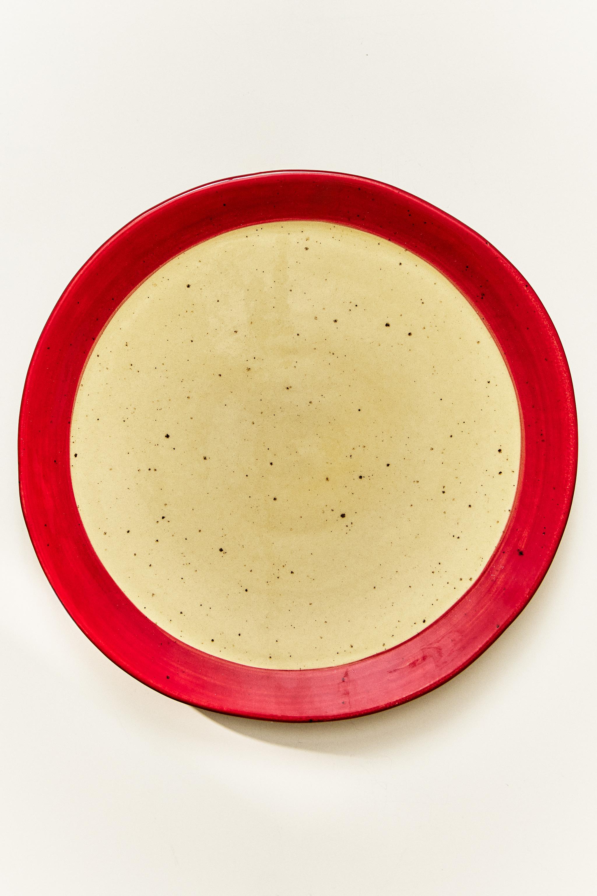 STONEWARE DINNER PLATE WITH CONTRAST RIM — Red