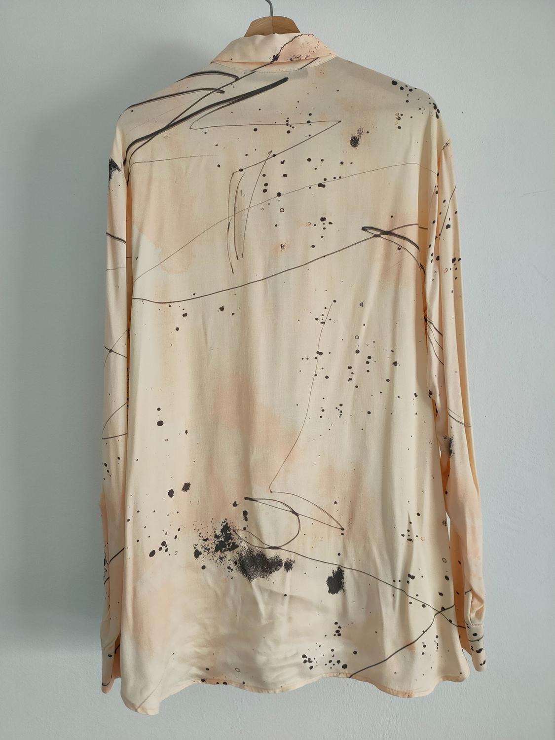 ΠΟΥΚΑΜΙΣΟ ΜΕ ΑΦΗΡΗΜΕΝΟ ΤΥΠΩΜΑ LIMITED EDITION - Image 2