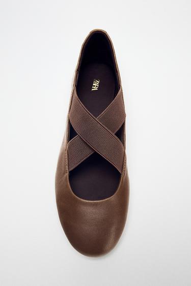 باليرينا جلدية بأشرطة مرنة متقاطعة - بني شوكولا الخاص بـ Zara