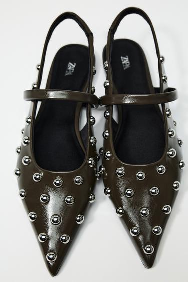 GIÀY HỞ GÓT DẬP ĐINH TÁN ĐẾ THẤP - Màu xám từ Zara