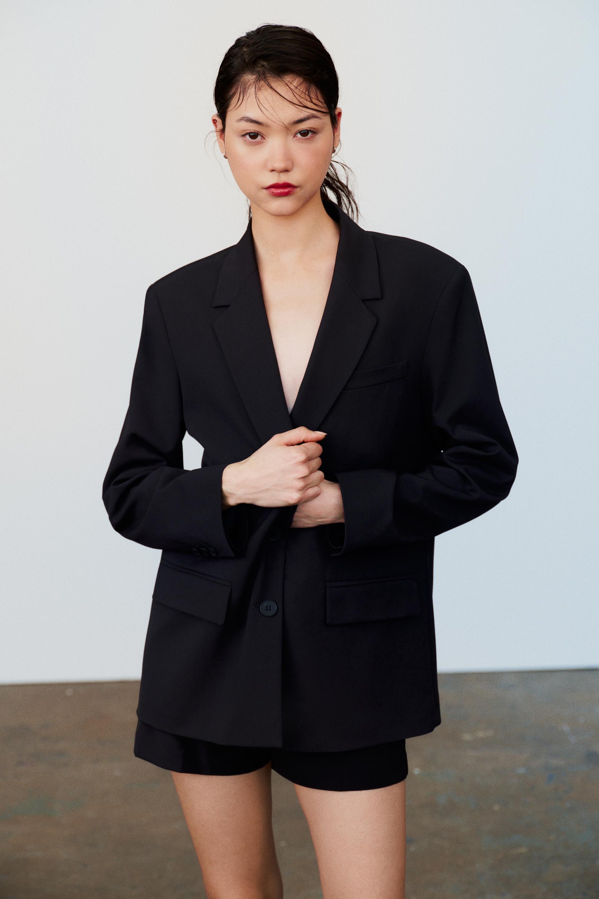 NYC store - 🙊Novedades! Blazer negra con hombreras abullonadas, un  esencial que no puede faltar en tu armario. 📞Pedidos e info 679225742  WhatsApp ➡️Pagos con tarjeta, Bizum o transferencia. #moda#mujer#blazer  #chicas