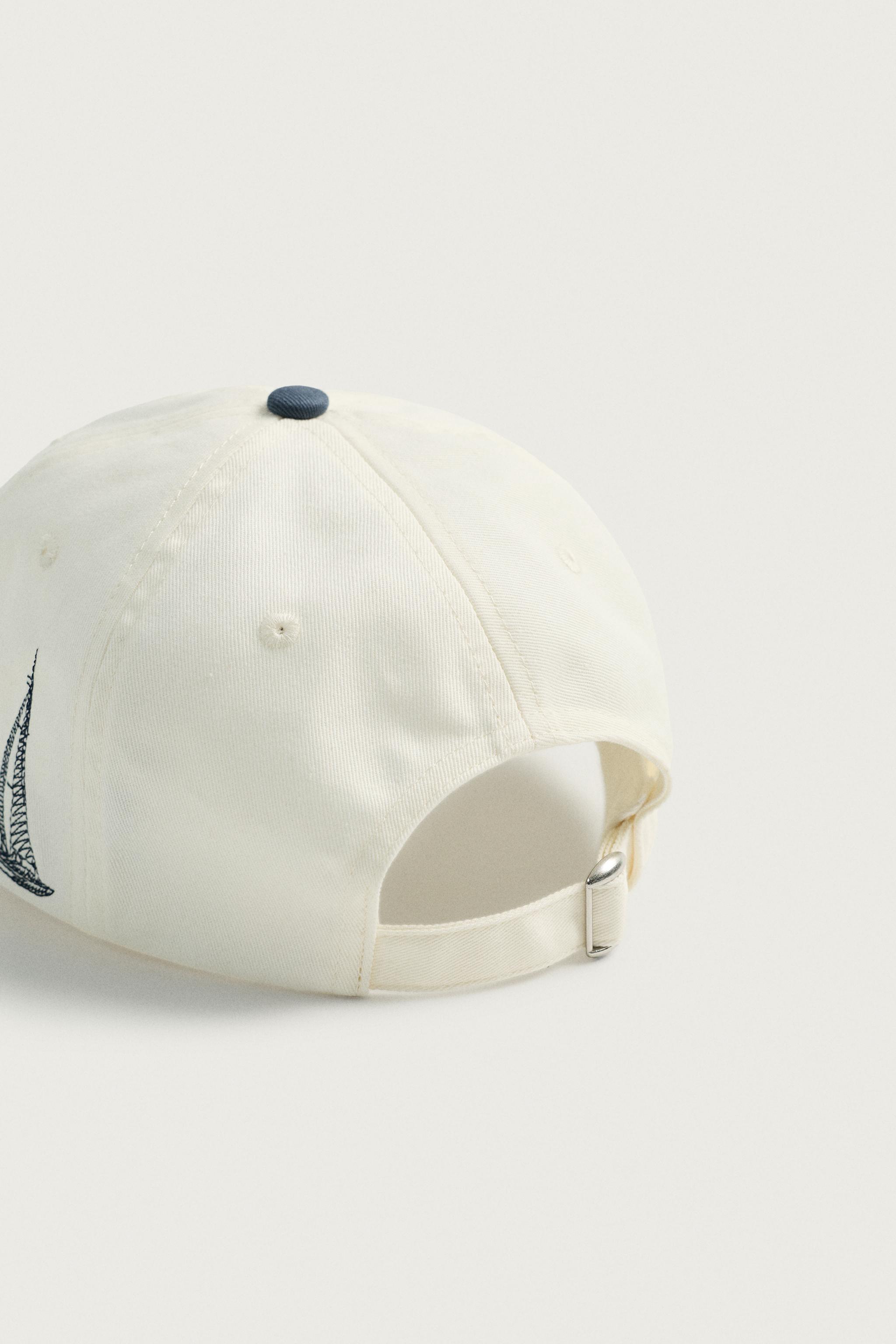 CONTRAST EMBROIDERED CAP