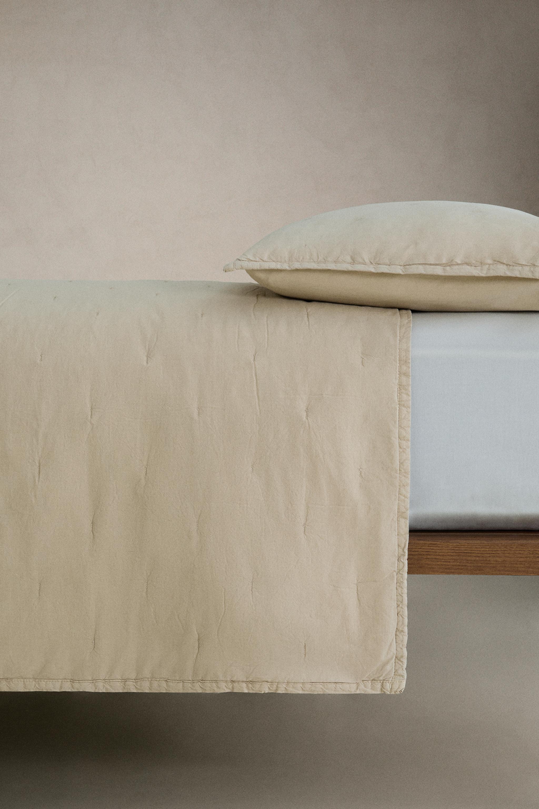 QUILTED PERCALE COTTON QUILT WITH DOTS