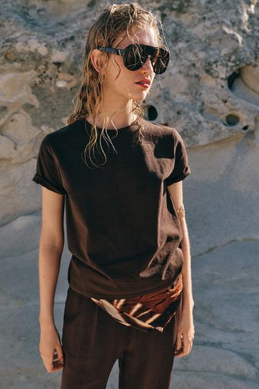 CAMISETA RÚSTICA ALGODÓN - Chocolate de Zara