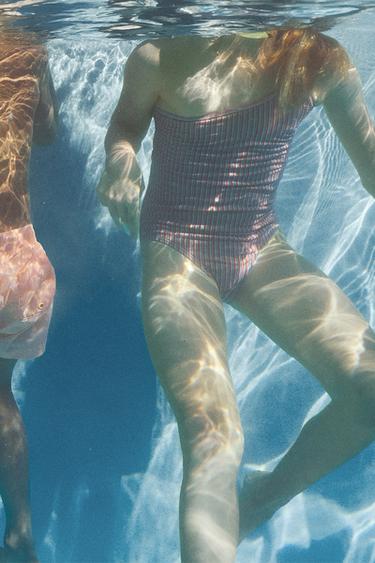 6-14 ЛЕТ/ АСИММЕТРИЧНЫЙ КУПАЛЬНИК В ПОЛОСКУ С БЛЕСКОМ — СИНИЙ от Zara