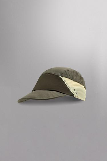 限定版パンチング加工テクニカルキャップカーキZaraの限定版パンチング加工テクニカルキャップ - カーキ 