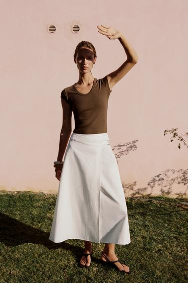 تيشرت بياقة OLLA - بني الخاص بـ Zara