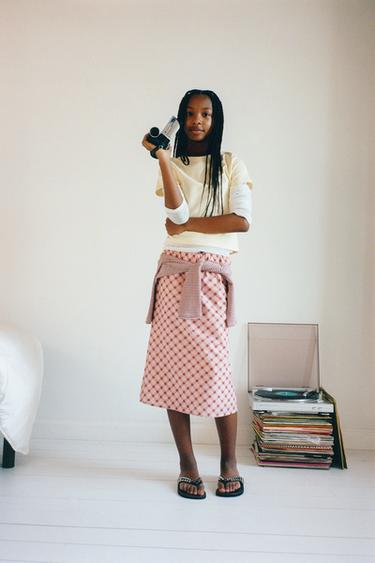 تنورة ميدي مربعات - وردي الخاص بـ Zara