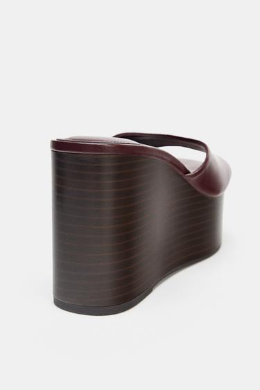 SANDALES À TALONS COMPENSÉS ET EFFET CRAQUELÉ - Bordeaux de Zara - Image 3