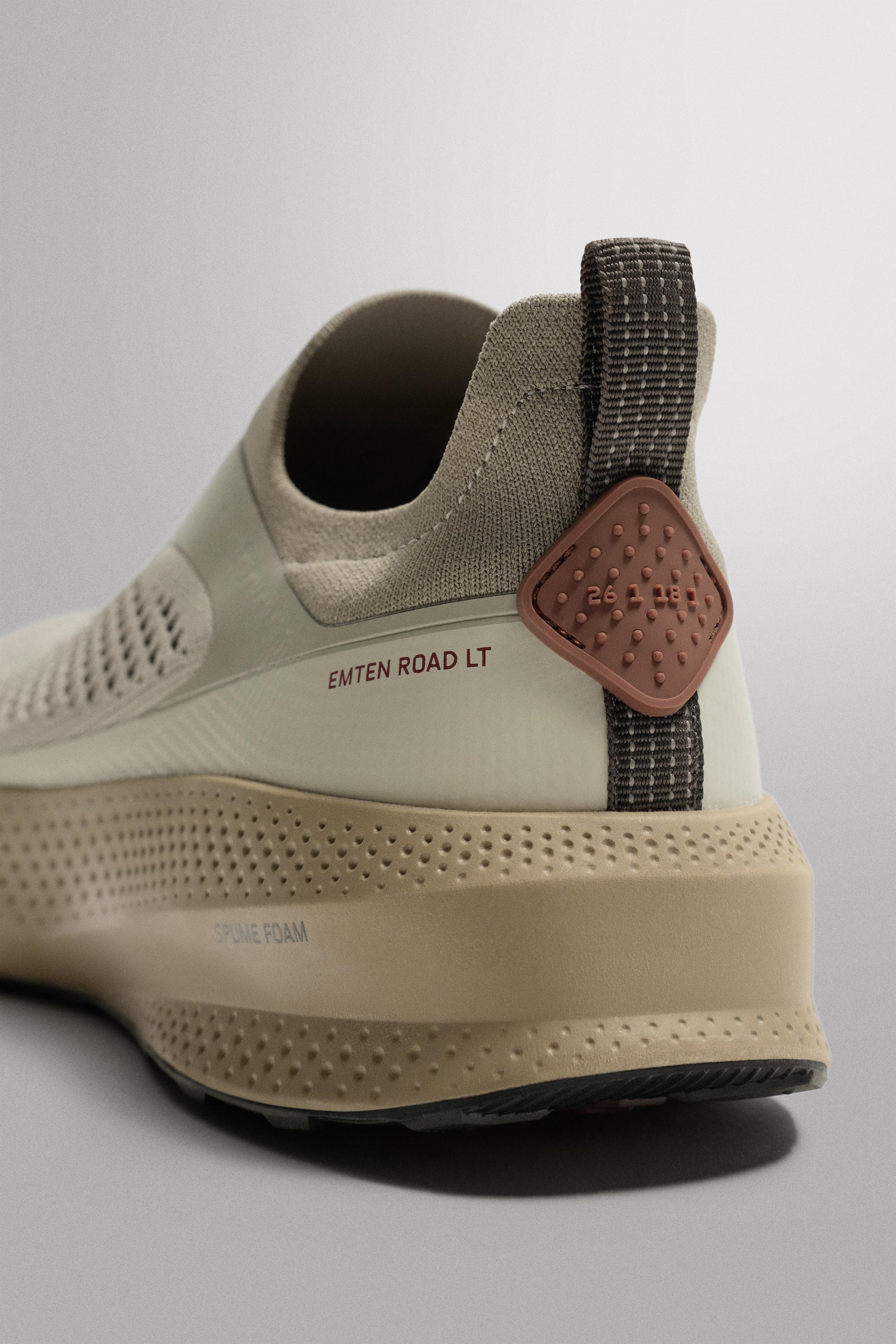RUNNING SNEAKERS