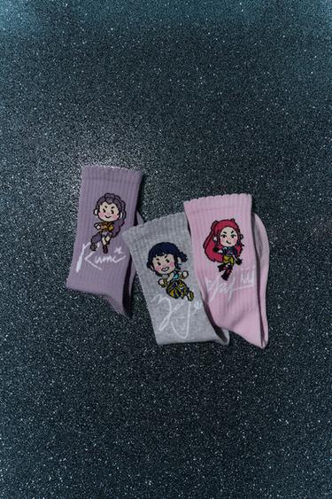 PACK TRES CALCETINES MEDIO KPOP DEMON HUNTERS™ NETFLIX © - Malva de Zara