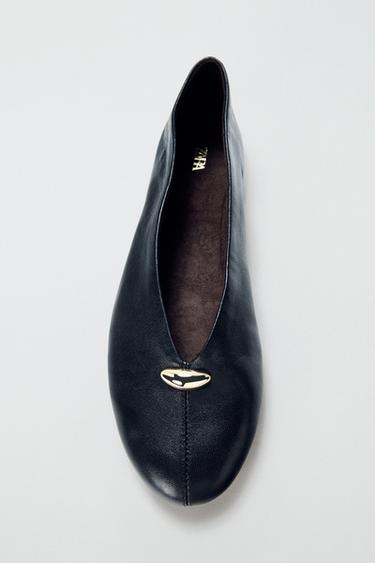BALLERINA AUS LEDER MIT APPLIKATION - Schwarz von Zara