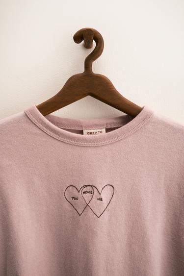 ZARA TIMELESS - تيشرت بتطريزات ORFAYO © - وردي /خبازي الخاص بـ Zara