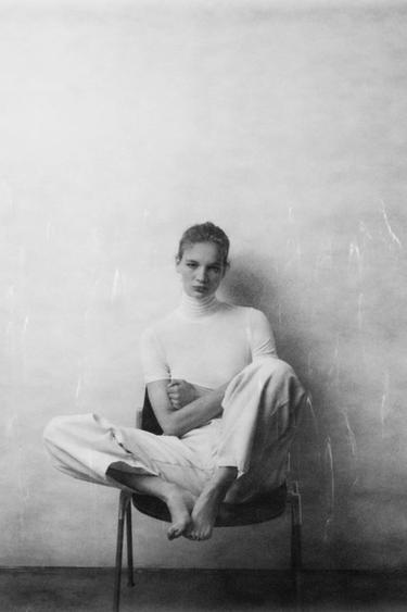 MAJICA Z ASIMETRIČNIM VISOKIM OVRATNIKOM - Bela od Zare