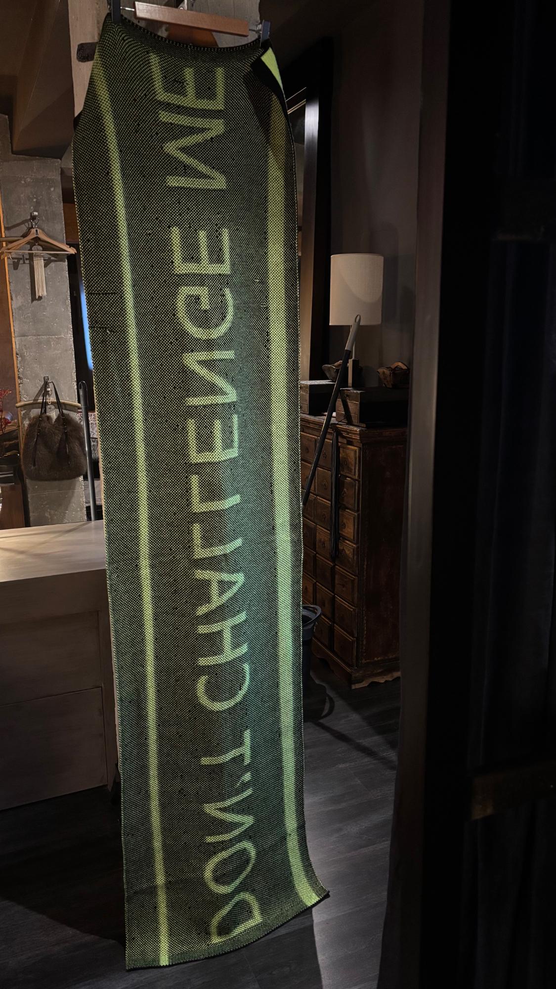 JACQUARD SCARF WITH SLOGAN - Image 7