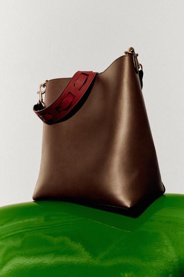 BUCKET BAG WITH HANDLE DETAIL - Dark tan by Zara