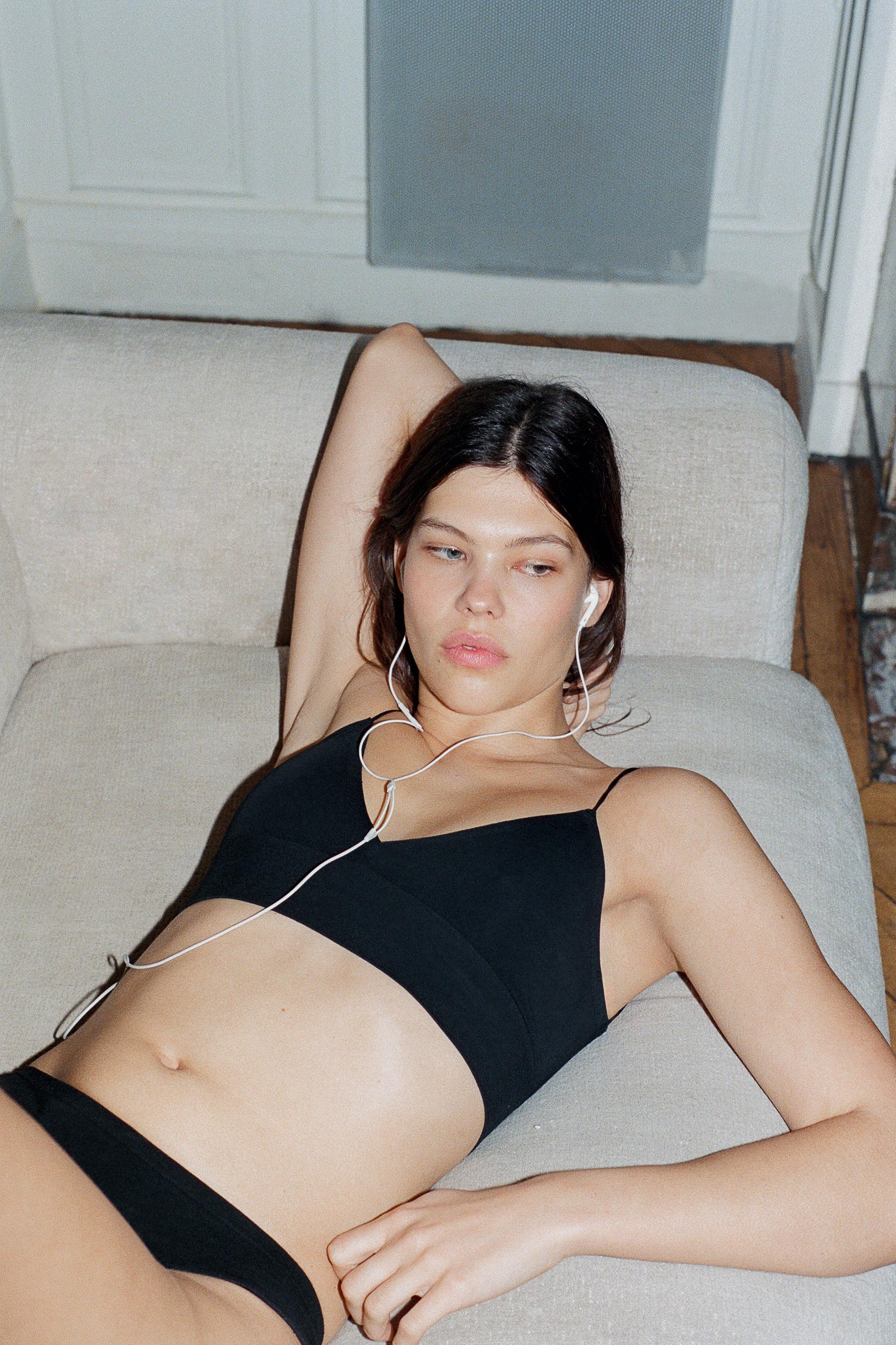 SEAMLESS TRIANGLE BRALETTE