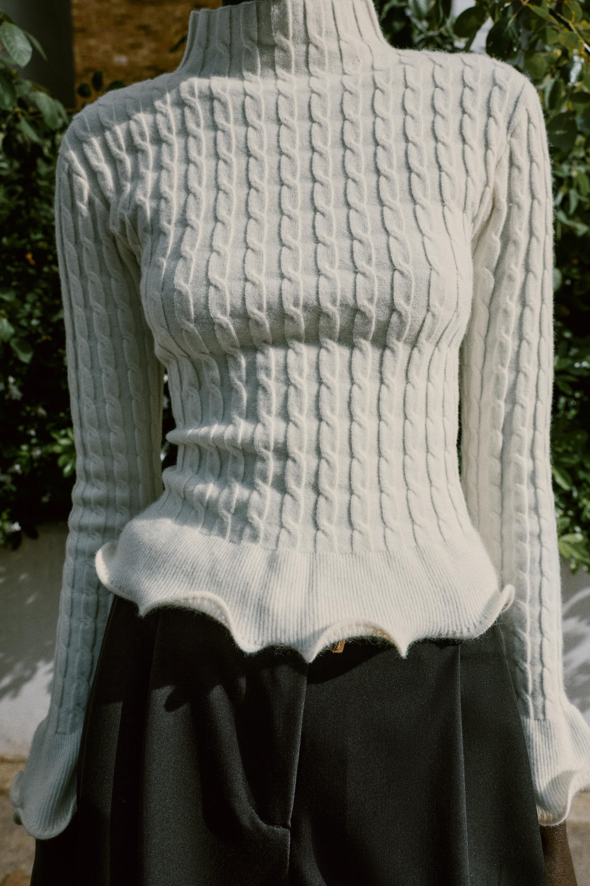 PULL EN MAILLE TORSADÉE À VOLANTS