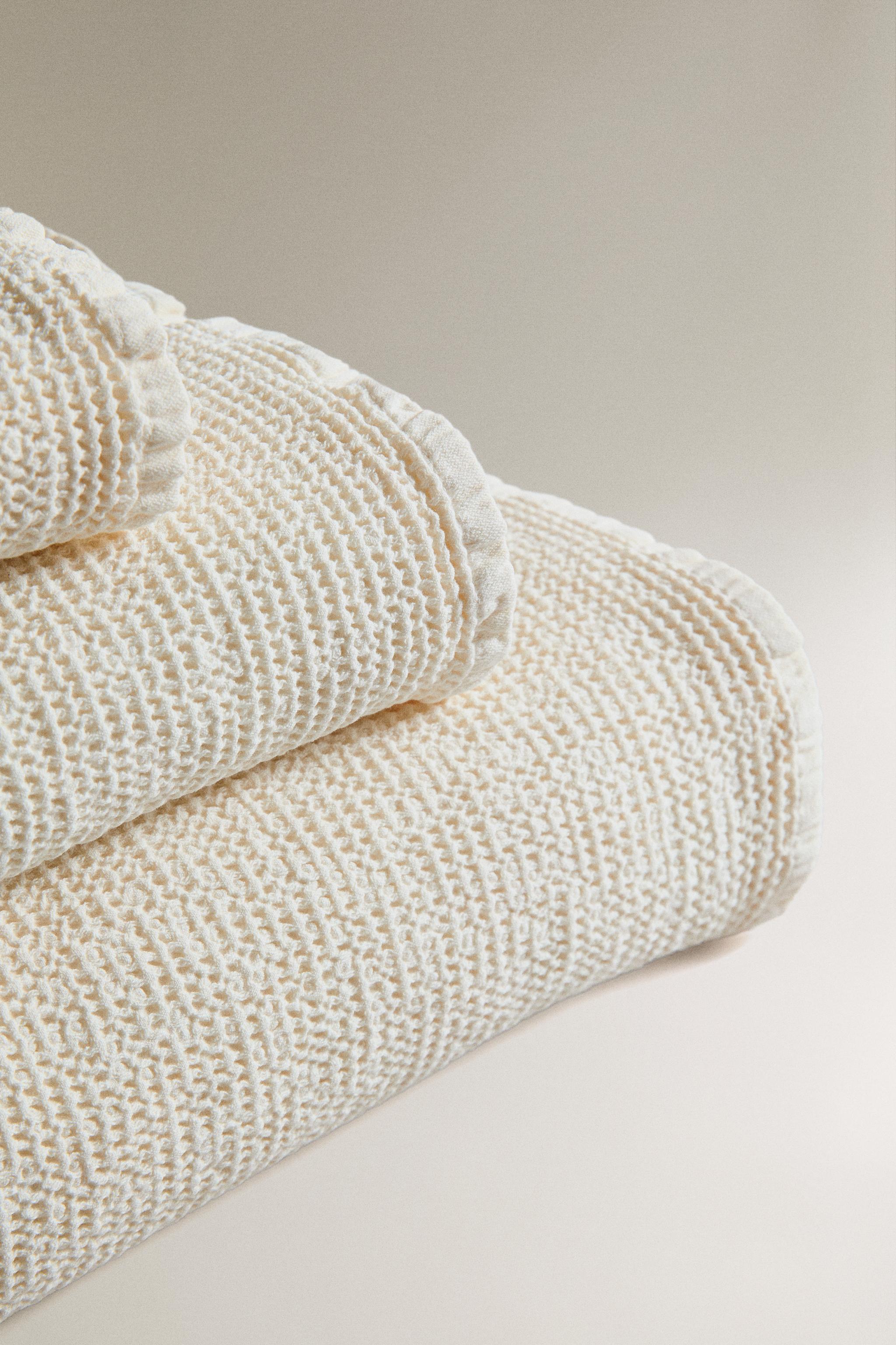 WAFFLE-KNIT TEXTURED BATH TOWEL — Ivory