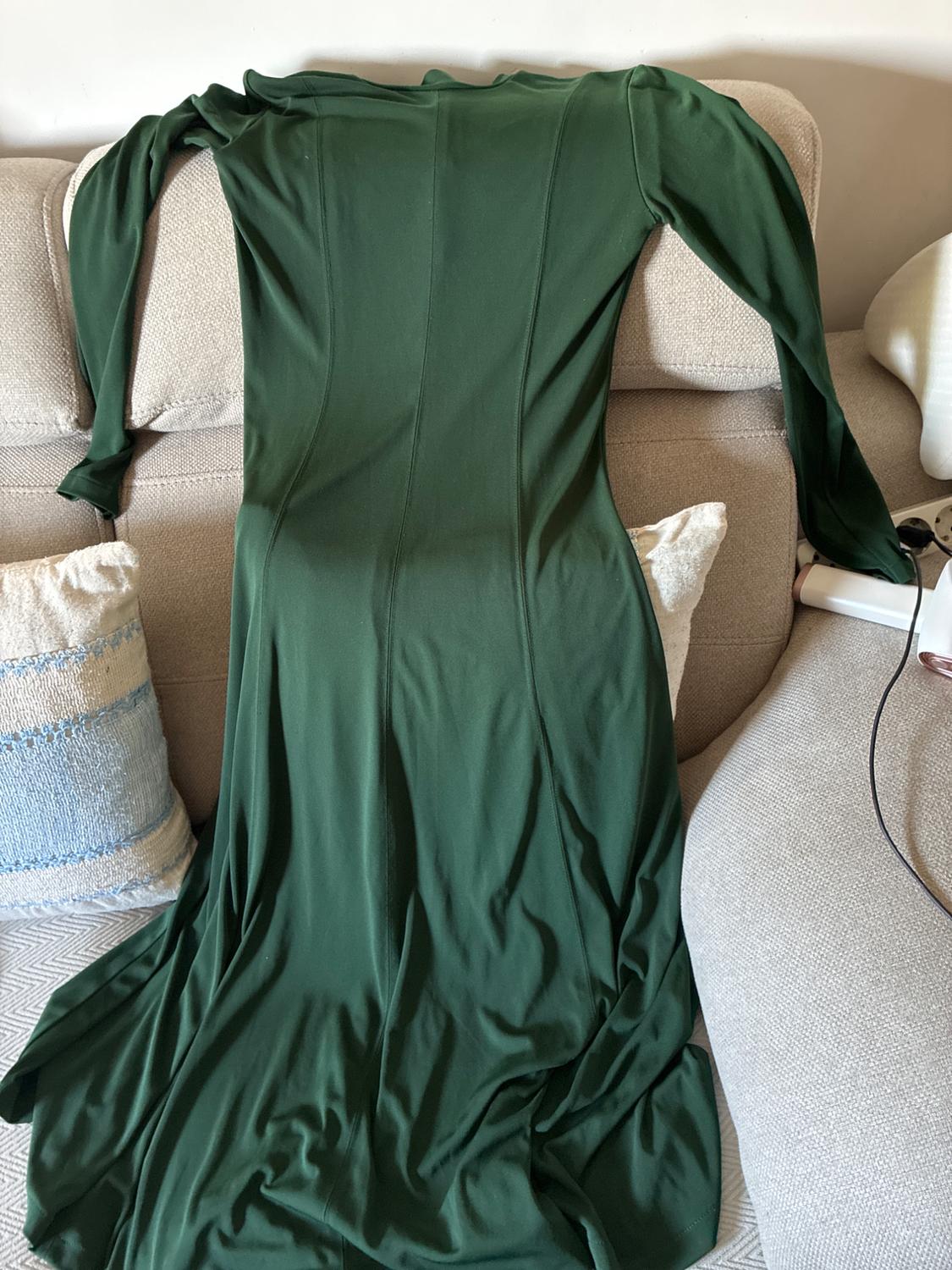 VESTIDO VERDE LARGO CON CUELLO MEDIO ALTO - Image 2