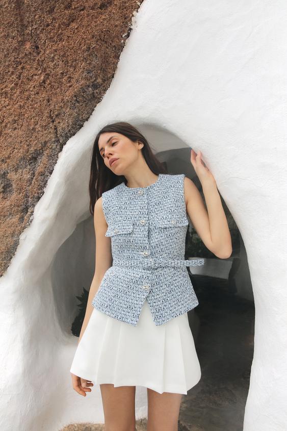 GILET SANS MANCHES TEXTURÉ AVEC CEINTURE