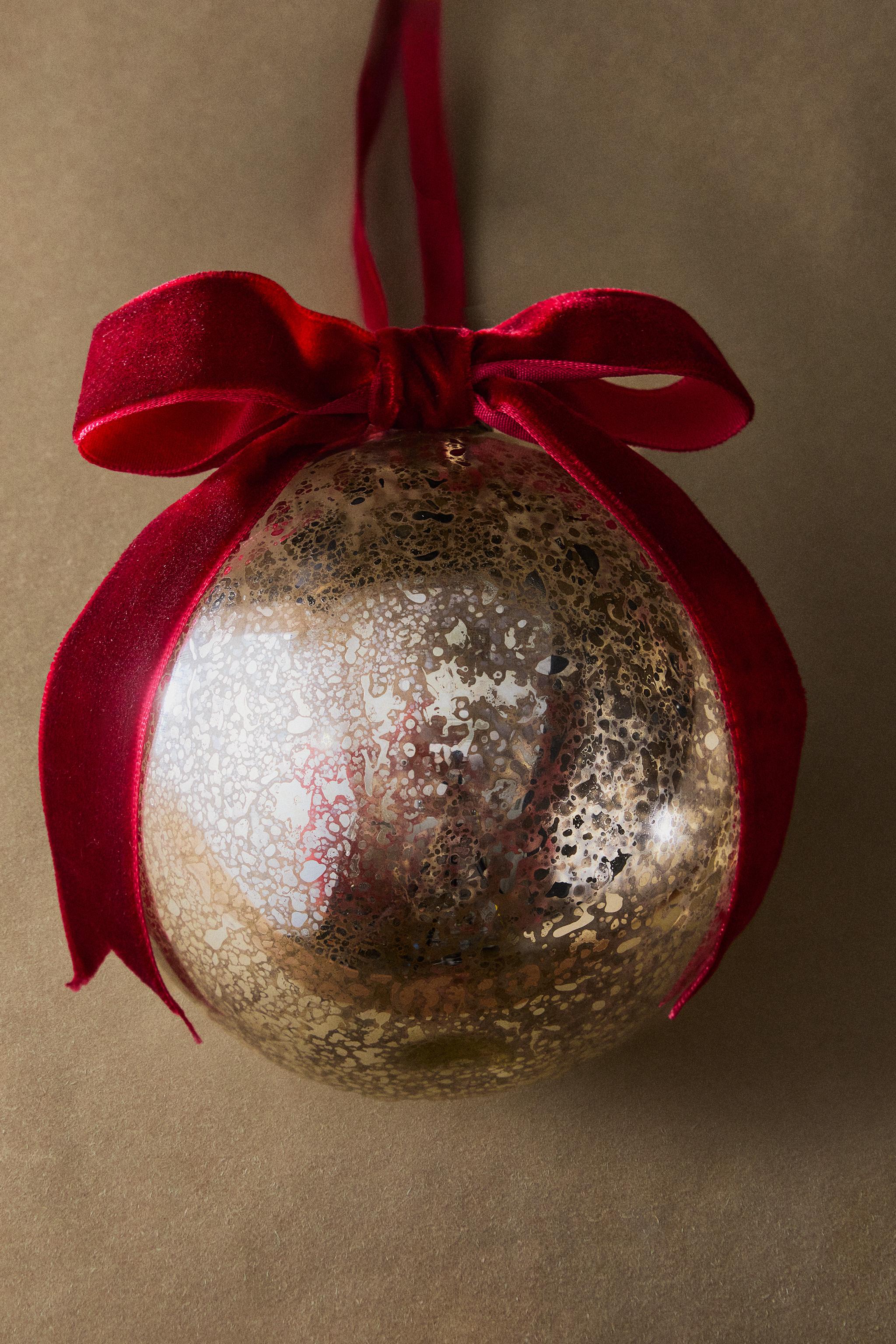 CHRISTMAS BAUBLE DECORATION WITH BOW