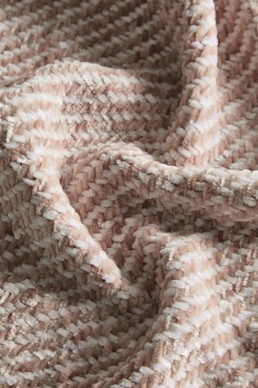 FRINGED DECORATIVE THROW - Pink by Zara