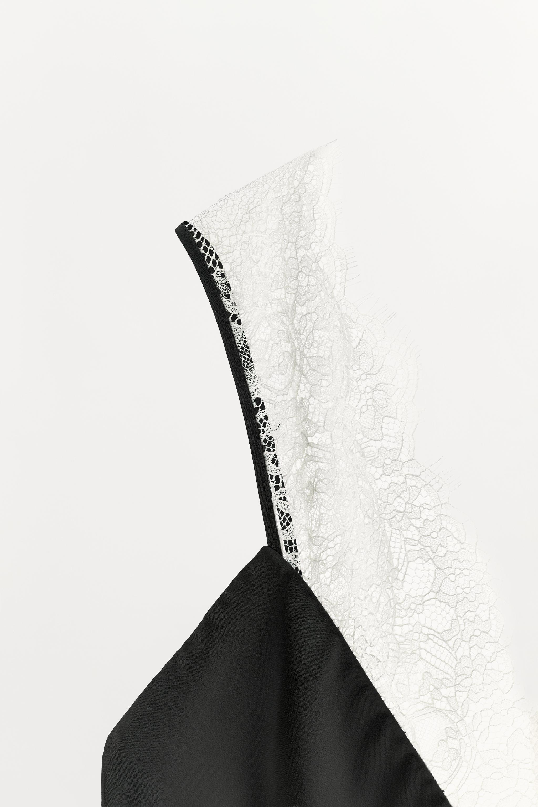 ROBE SATINÉE DENTELLE CONTRASTANTE