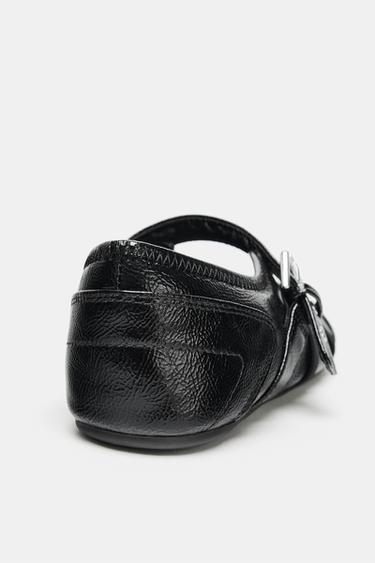 BALLERINES EFFET VERNI À BOUCLES - Noir de Zara - Image 5
