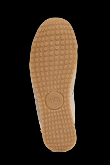 SPORTLICHER SCHUH CHARMS - Sandfarbe von Zara