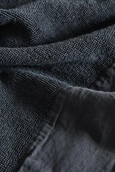 BEACH TOWEL WITH CONTRAST TEXTURES - Dark grey by Zara