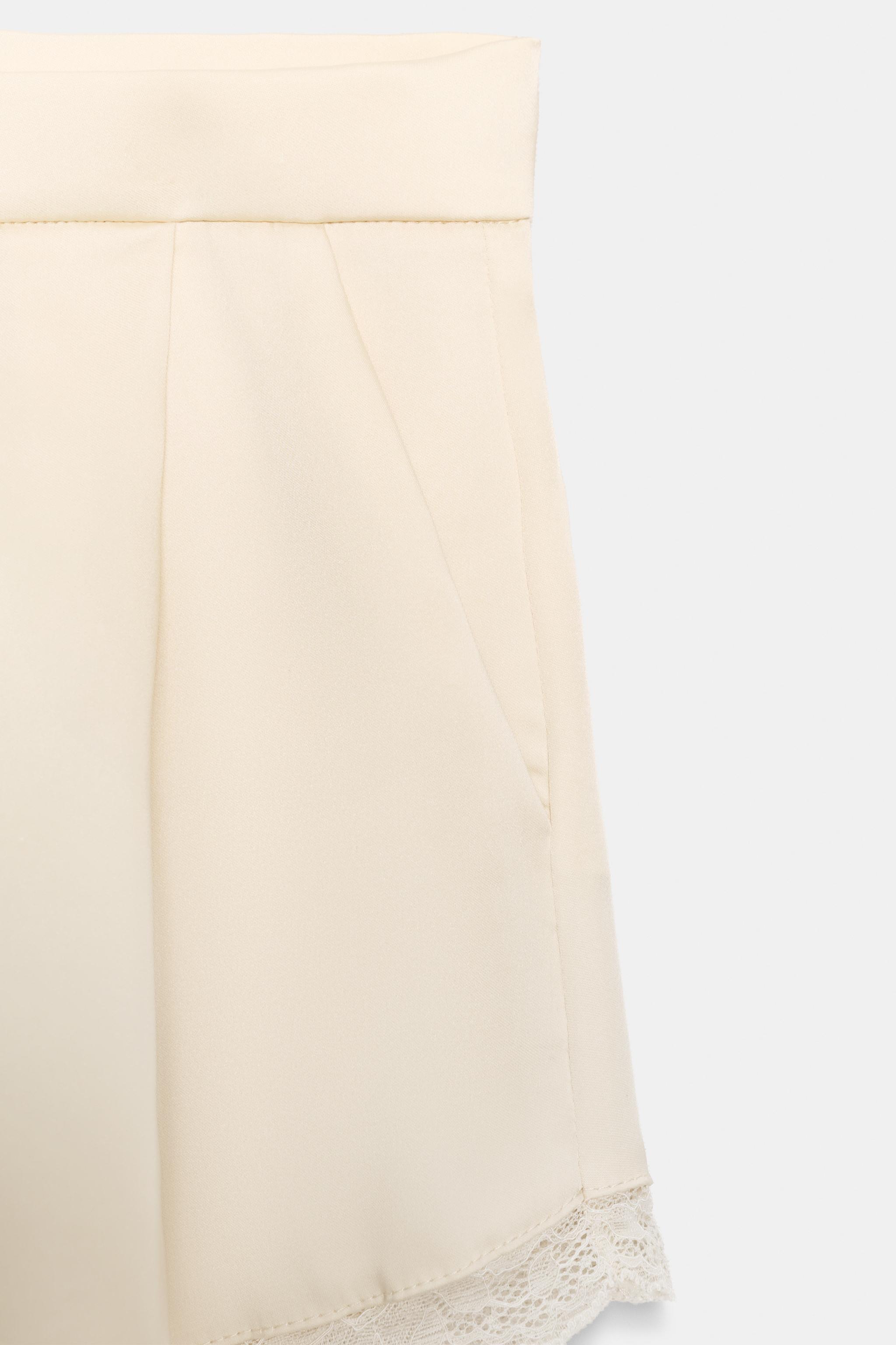 SHORT EN SATIN ET DENTELLE