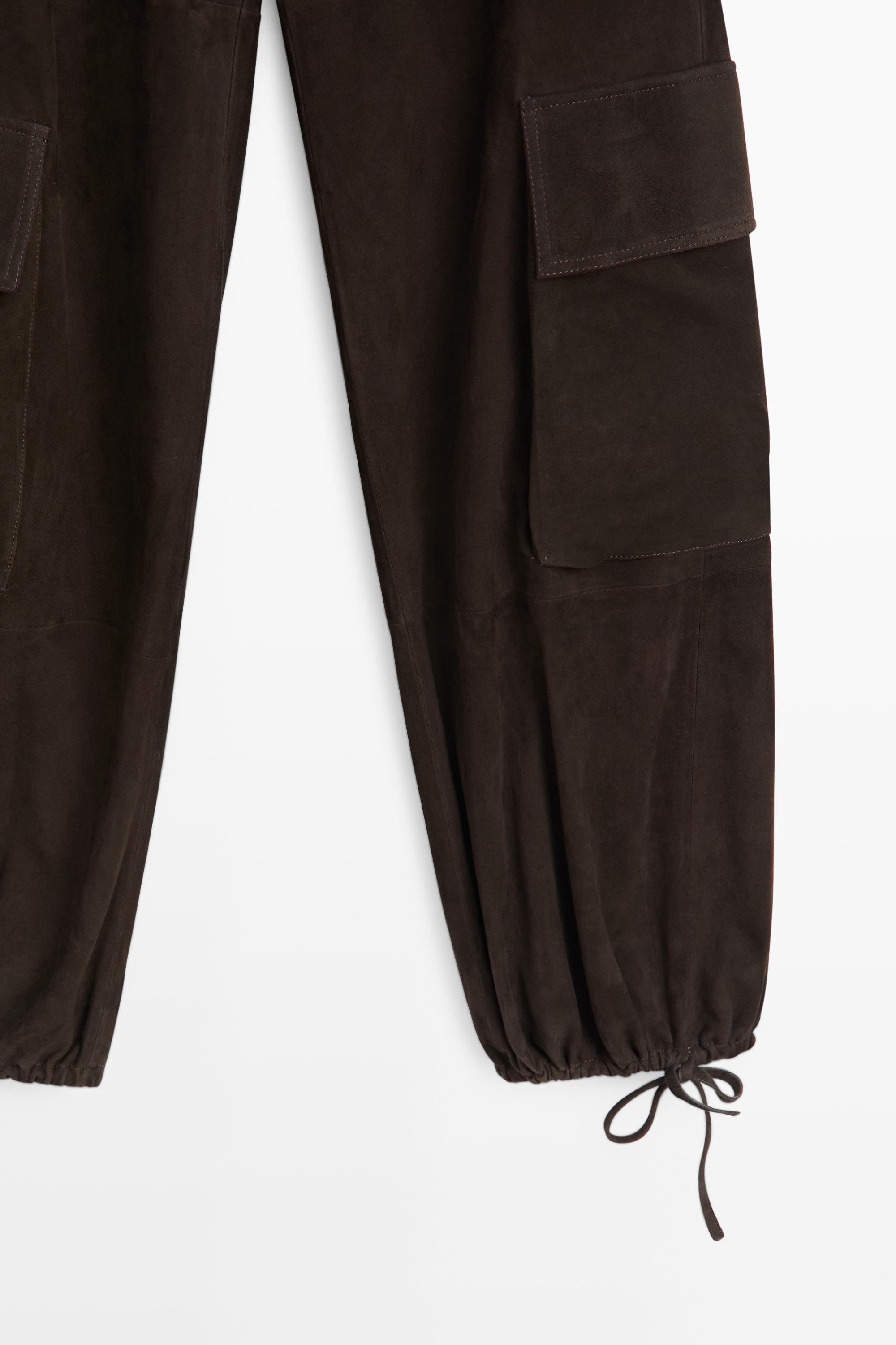 Pantalon cargo en cuir finition daim, bas capri